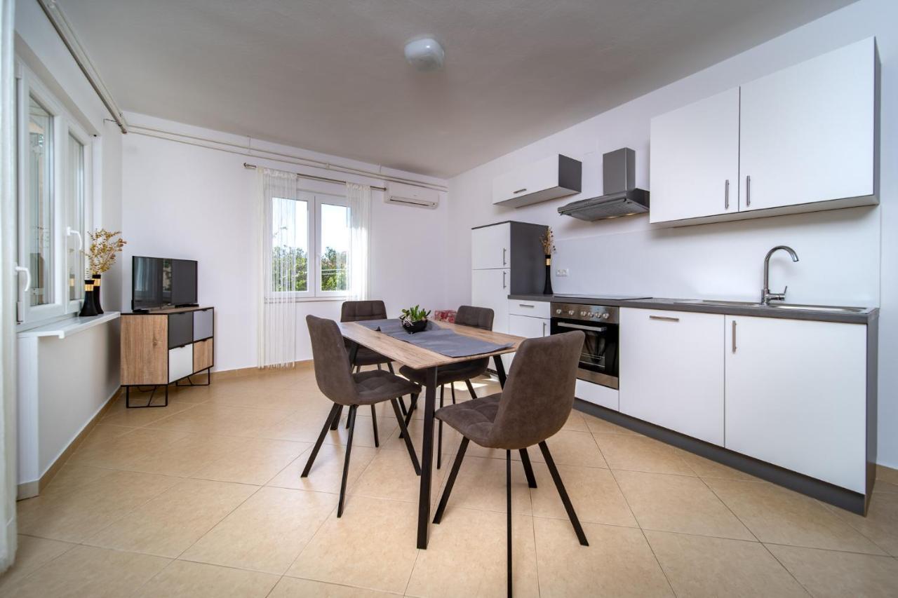Apartmani Milena Barbat na Rabu Bagian luar foto